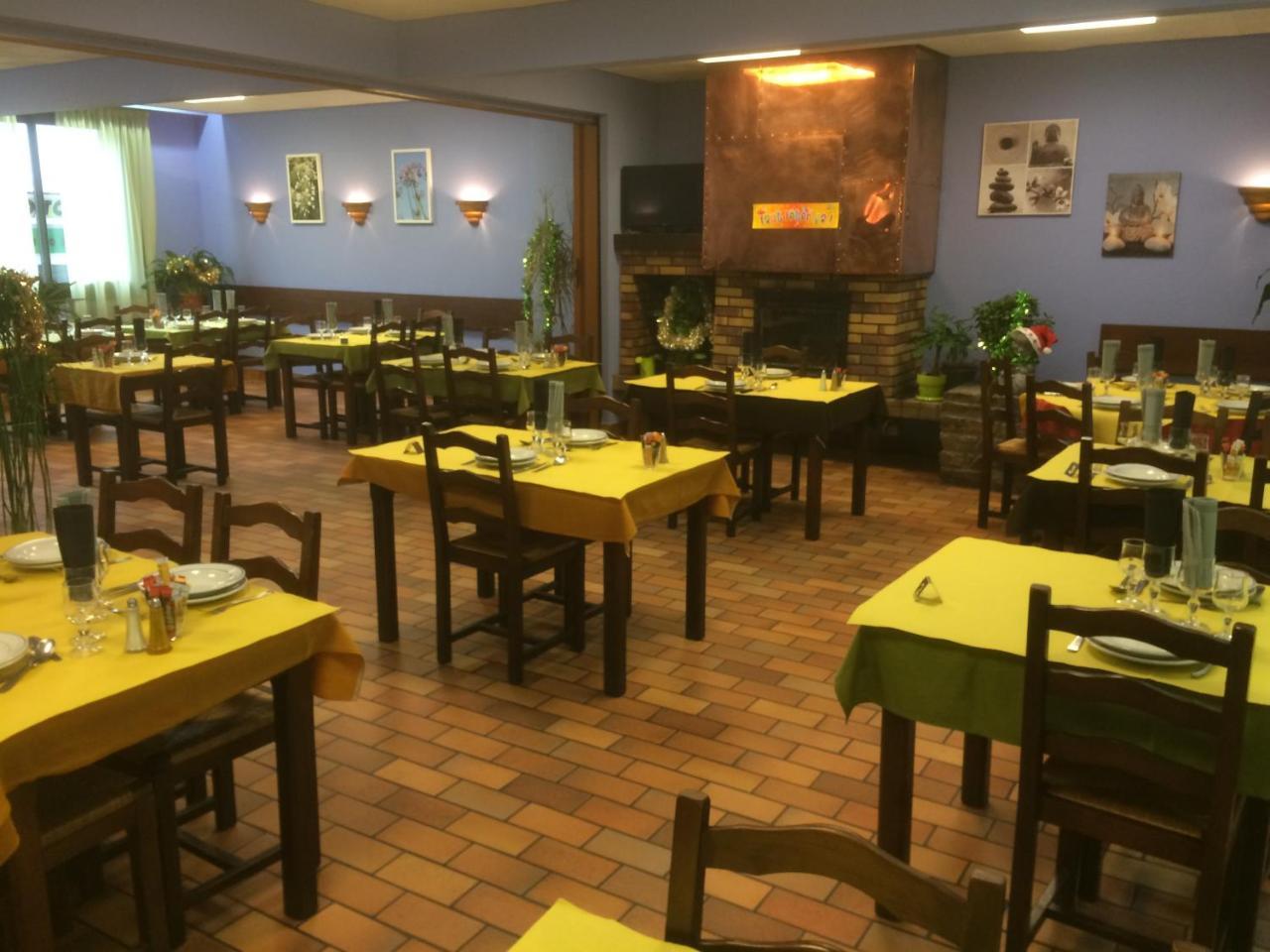 Hotel Restaurant L'Agapanthe Pont-de-Salars Exteriör bild